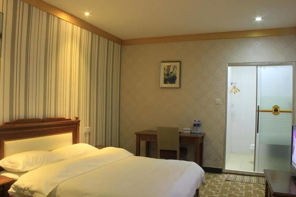 Super 8 Hotel Guangzhou Baiyun Airport Subway Station Inn Cantón Exterior foto