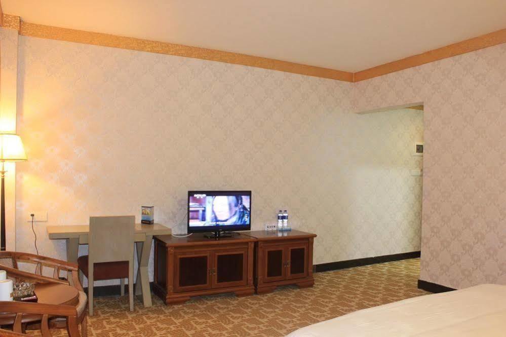 Super 8 Hotel Guangzhou Baiyun Airport Subway Station Inn Cantón Exterior foto