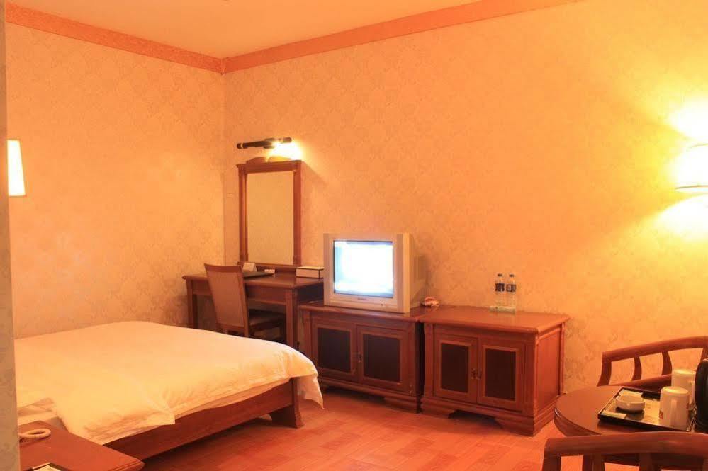 Super 8 Hotel Guangzhou Baiyun Airport Subway Station Inn Cantón Exterior foto
