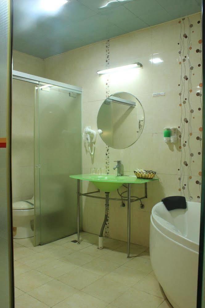 Super 8 Hotel Guangzhou Baiyun Airport Subway Station Inn Cantón Exterior foto