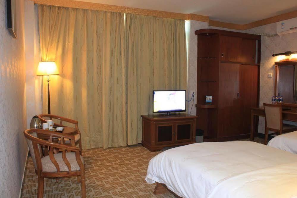 Super 8 Hotel Guangzhou Baiyun Airport Subway Station Inn Cantón Exterior foto