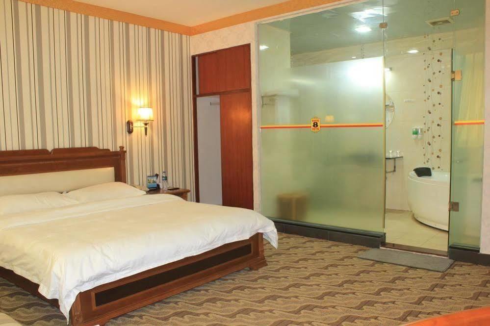 Super 8 Hotel Guangzhou Baiyun Airport Subway Station Inn Cantón Exterior foto