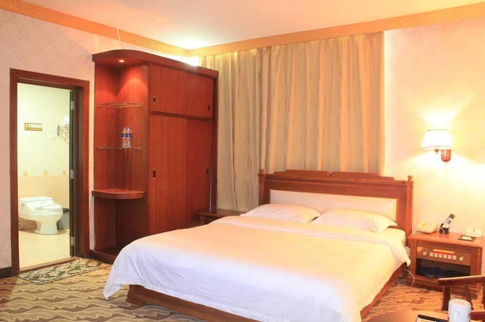 Super 8 Hotel Guangzhou Baiyun Airport Subway Station Inn Cantón Exterior foto
