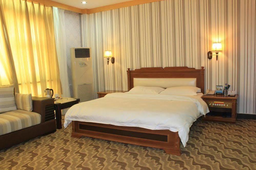 Super 8 Hotel Guangzhou Baiyun Airport Subway Station Inn Cantón Exterior foto